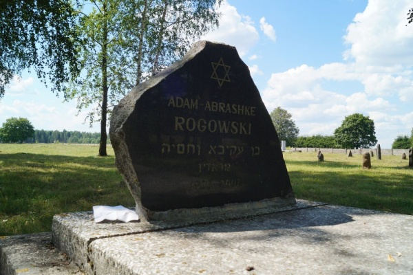 Contemporary tombstone of Adam Abrashke Rogowski at the Jewish cemetery in Radun