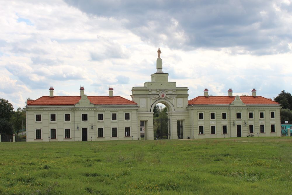Реставрированные главные ворота и кордегардия дворца Сапег в Ружанах