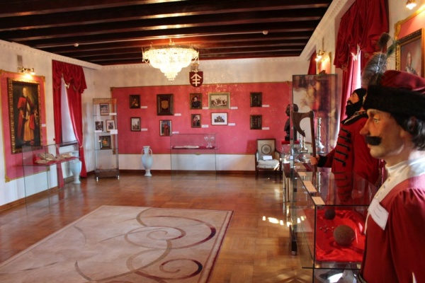 Ekspozycja w muzeum kompleksu pałacowego Sapiehów w Różanie
