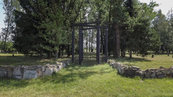 Entrance gate to the Jewish cemetery in Radun
