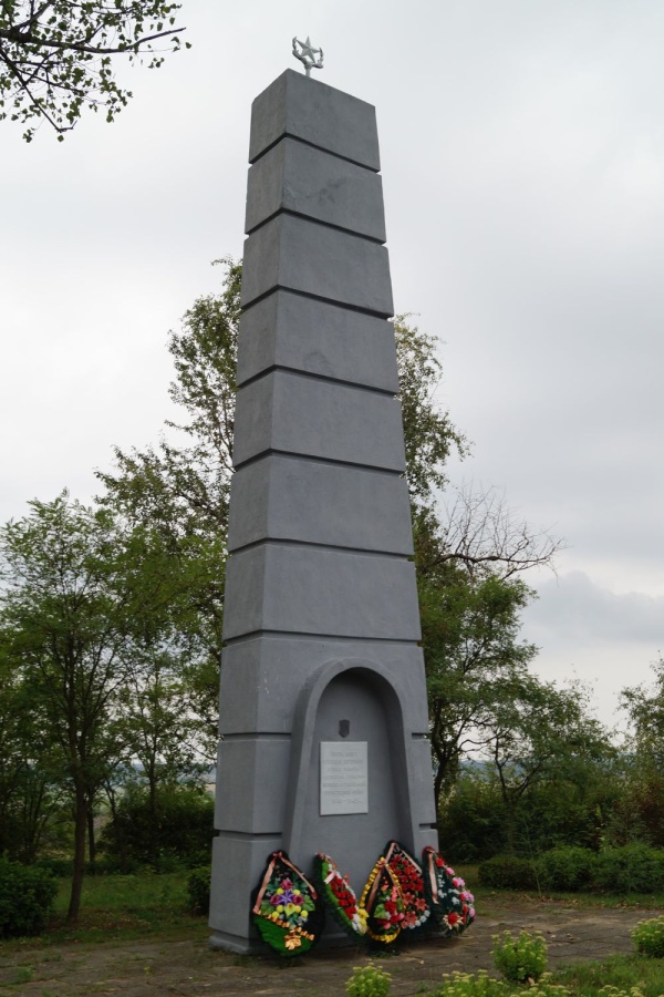 Памятник на Петралевицкой горе на месте массовых казней во время Второй мировой войны (поставлен в 1964 году)