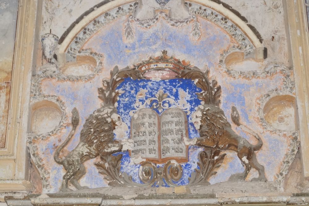 Polychrome decorations above the aron kodesh at the synagogue in Slonim