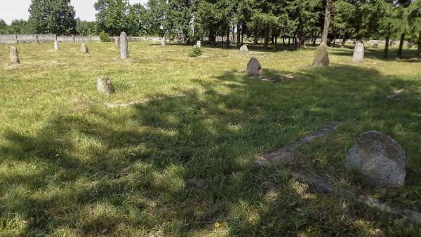 Odnowione macewy na cmentarzu żydowskim w Raduniu