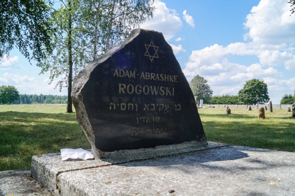 A grave of Rogowski at the Jewish cemetery in Radun