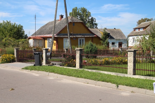 Dom drewniany przy skrzyżowaniu ulicy 3 Maja i Małej w Tyszowcach