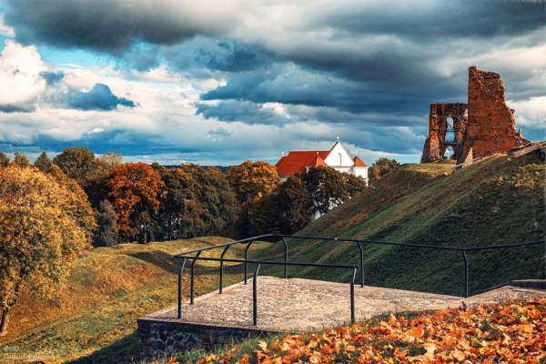 Вид на Фарний Преображенський костел. Руїни замку