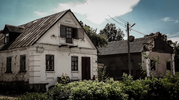 Stare żydowskie domy przy ulicy Żukowskiego 7-9 w Ostrynie