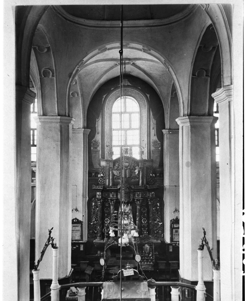 Інтер'єр синагоги в Бродах. Загальний вид у бік Арон га-Кодешу