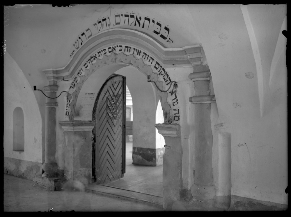 Любомль, портал у синагозі