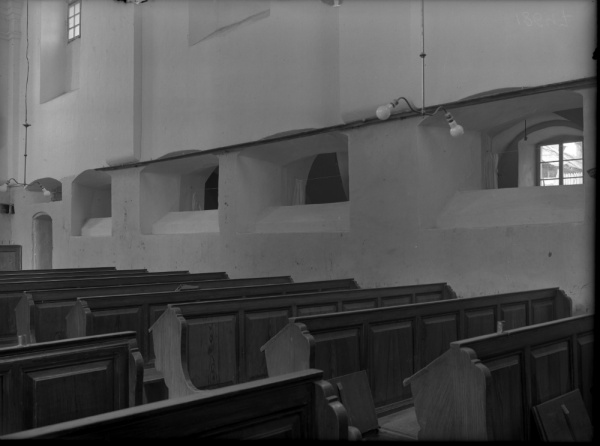 Новогрудок, интерьер синагоги, скамьи возле северо-восточной стены
