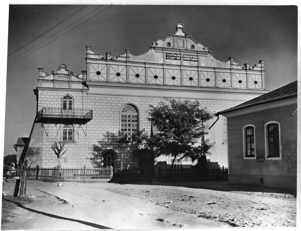 Острог, фасад синагоги