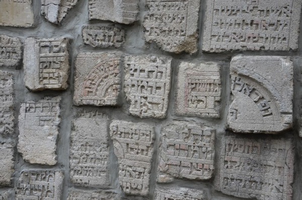 Izbica, cmentarz żydowski, macewy wbudowane w ściane ohelu