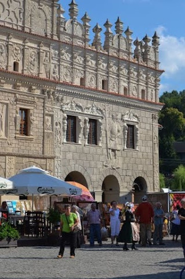 Kazimierz Dolny, Kamienice Przybyłów przy rynku