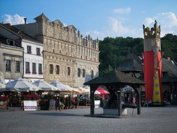 Kazimierz Dolny, the Market Square with a symbol of the Festiwal Kapel i Śpiewaków Ludowych [Folk bands and Singers Festival]