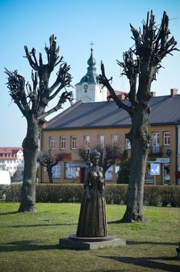 Семятыче, памятник Анне Сапеге с дома Яблоновских на рыночной площади