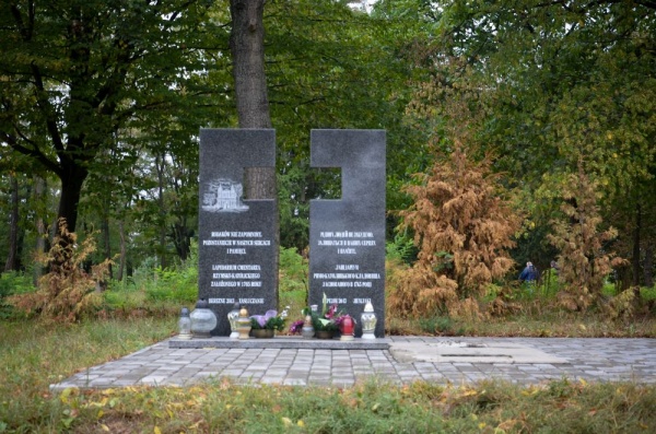 Визит на лапидарий католического кладбища в Березном, международный выезд проекта Shtetl Routes