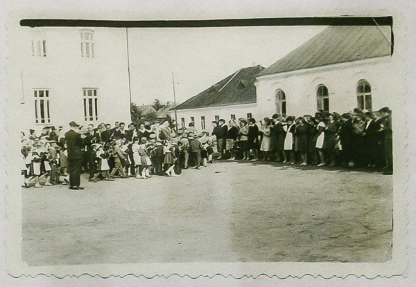 Mir, jesziwa po lewej, szkoła żydowska w centrum oraz synagoga zwana "ciepłą" po prawej stronie (budynek był ogrzewany), 1 wrzesień 1964 rok