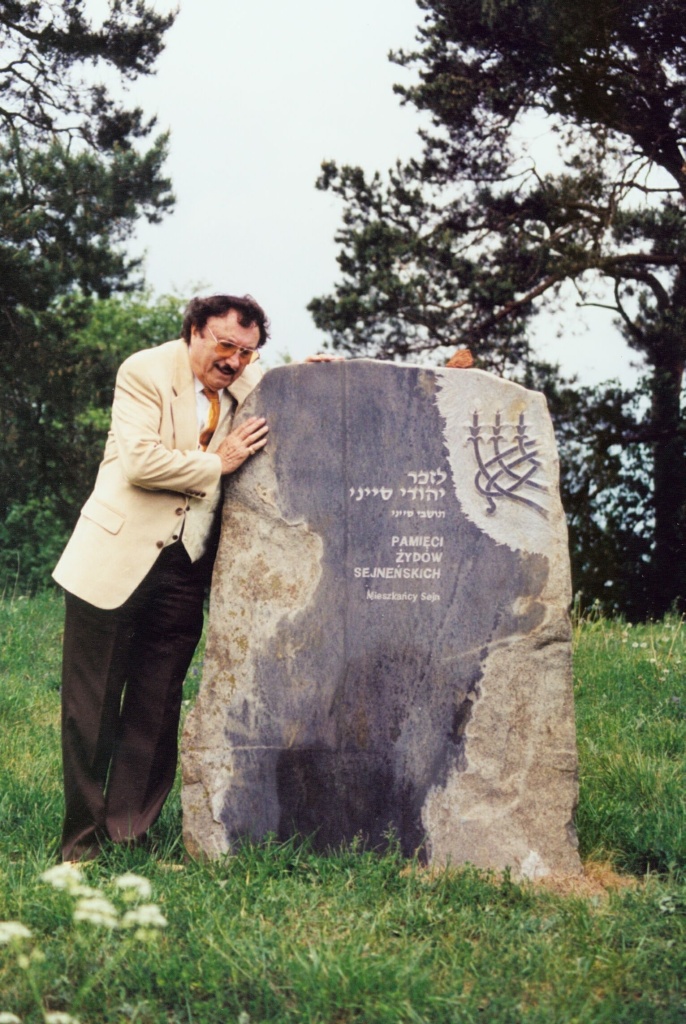Max Furmański przy tablicy pamiątkowej na cmentarzu żydowskim w Sejnach,  2002, zbiory Ośrodka „Pogranicze – Sztuk, Kultur, Narodów” - www.pogranicze.sejny.pl