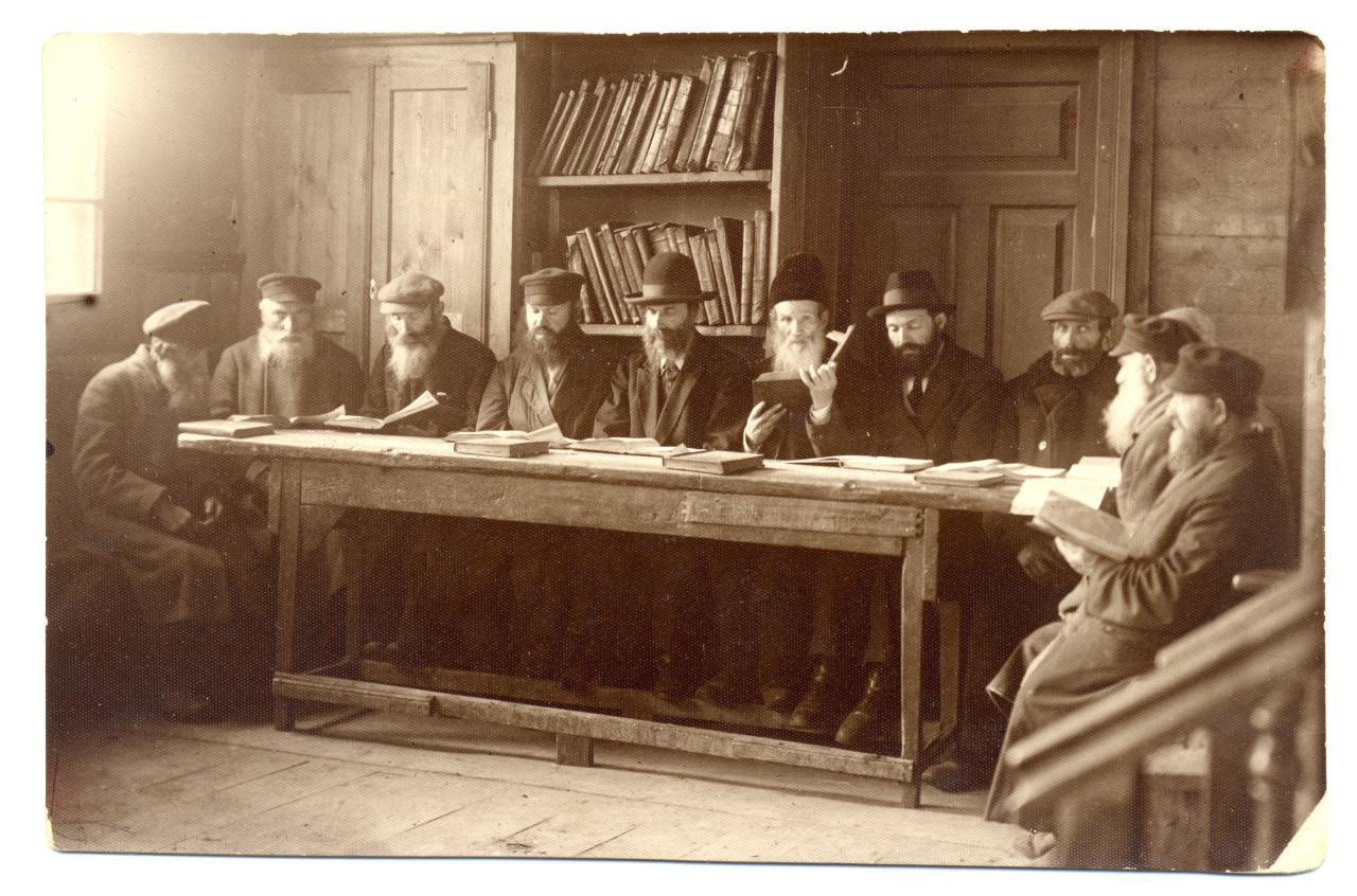Mężczyźni studiujący Torę w domu nauki (bes medresz), Orla, lata 30. XX w., fot. D. Duksin, zbiory YIVO Institute for Jewish Research