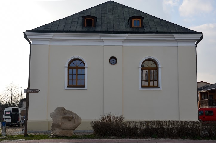 Synagoga w Józefowie, obecnie Miejska Biblioteka Publiczna, 2015, fot. Monika Tarajko, zbiory cyfrowe Ośrodka „Brama Grodzka - Teatr NN" - www.teatrnn.pl