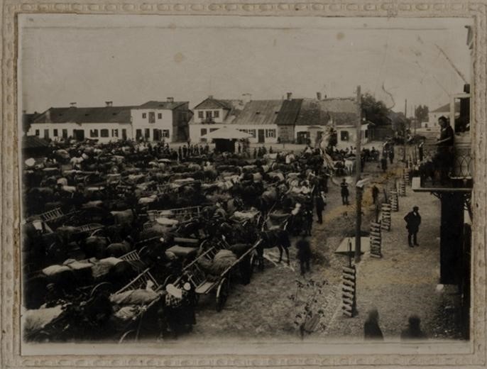 Панорама коцького ринку в торговий день, у правому верхньому куті видніється синагога, 20-ті рр. ХХ ст., колекція Марії Ковалевської у цифрових архівах Осередку «Брама Ґродзька – Театр NN»